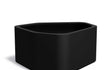 Adezz Shape polyester hoekvormige ronde plantenbak van 130 × 126 × 60 cm in gitzwarte uitvoering.