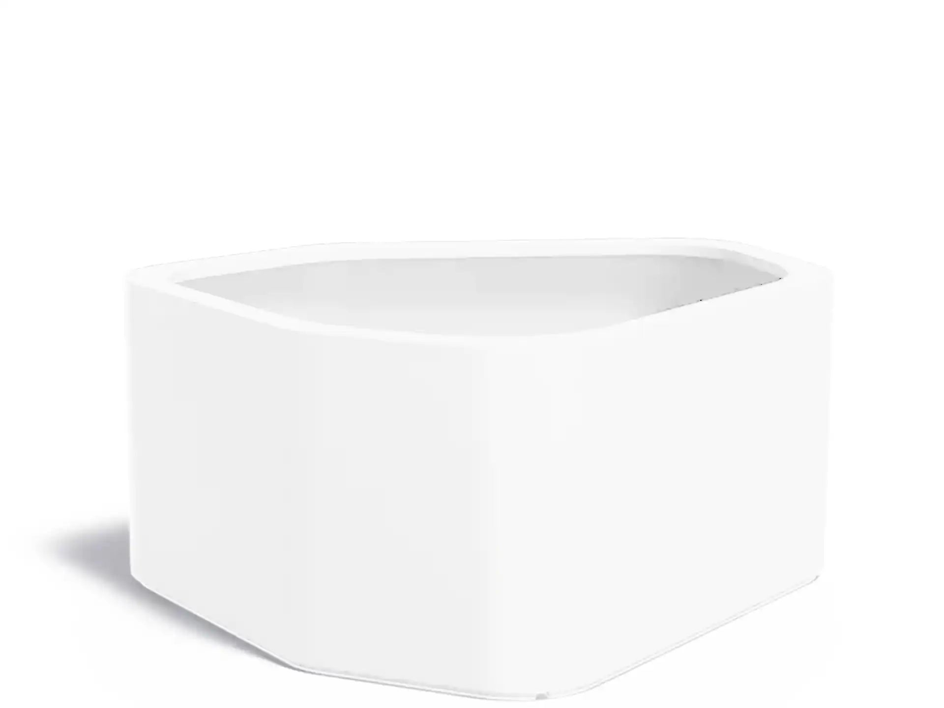 Adezz Shape polyester hoekvormige ronde plantenbak van 130 × 126 × 60 cm in verkeerswit uitvoering.