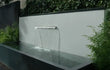 Adezz vijvermuur geplaatst op aluminium vijver, waterval met stromend water en ingebouwde pomp, strak tuinontwerp.
