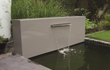Vrijstaande Adezz vijvermuur van aluminium, waterval met pomp zorgt voor sfeervol stromend water in de tuin.