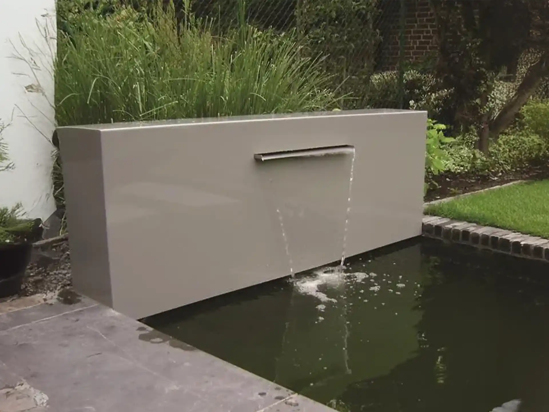 Vrijstaande Adezz vijvermuur van aluminium, waterval met pomp zorgt voor sfeervol stromend water in de tuin.