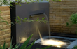 Adezz vrijstaande vijvermuur van aluminium met geïntegreerde waterval en pomp, strak modern tuinontwerp.