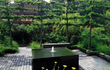Adezz waterblok van aluminium met drie fonteinen, strak vormgegeven en geplaatst op een modern terras met groene tuinomgeving.