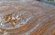 Detail van het Adezz waterblok cortenstaal met drie fonteinen, close-up van het stromende wateroppervlak.