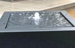 Close-up van aluminium Adezz watertafel in vierkante vorm met fontein die water omhoog spuit.