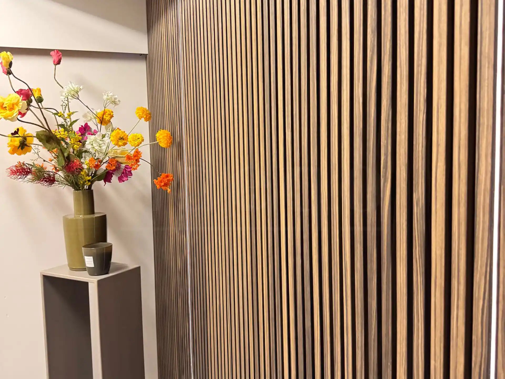 Close up van akoestische panelen in gerookt eiken