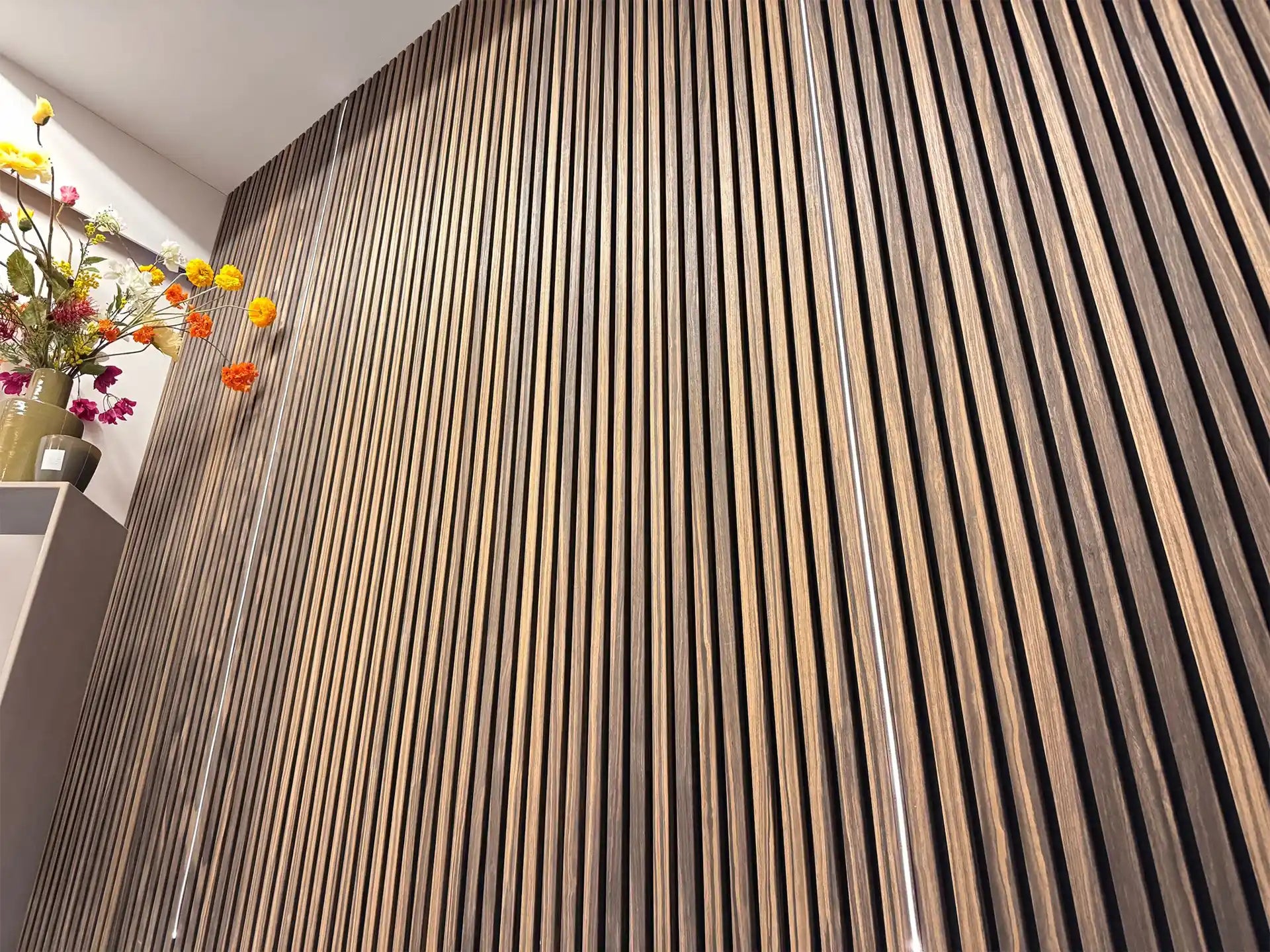 Detail van akoestische panelen in gerookt eiken 