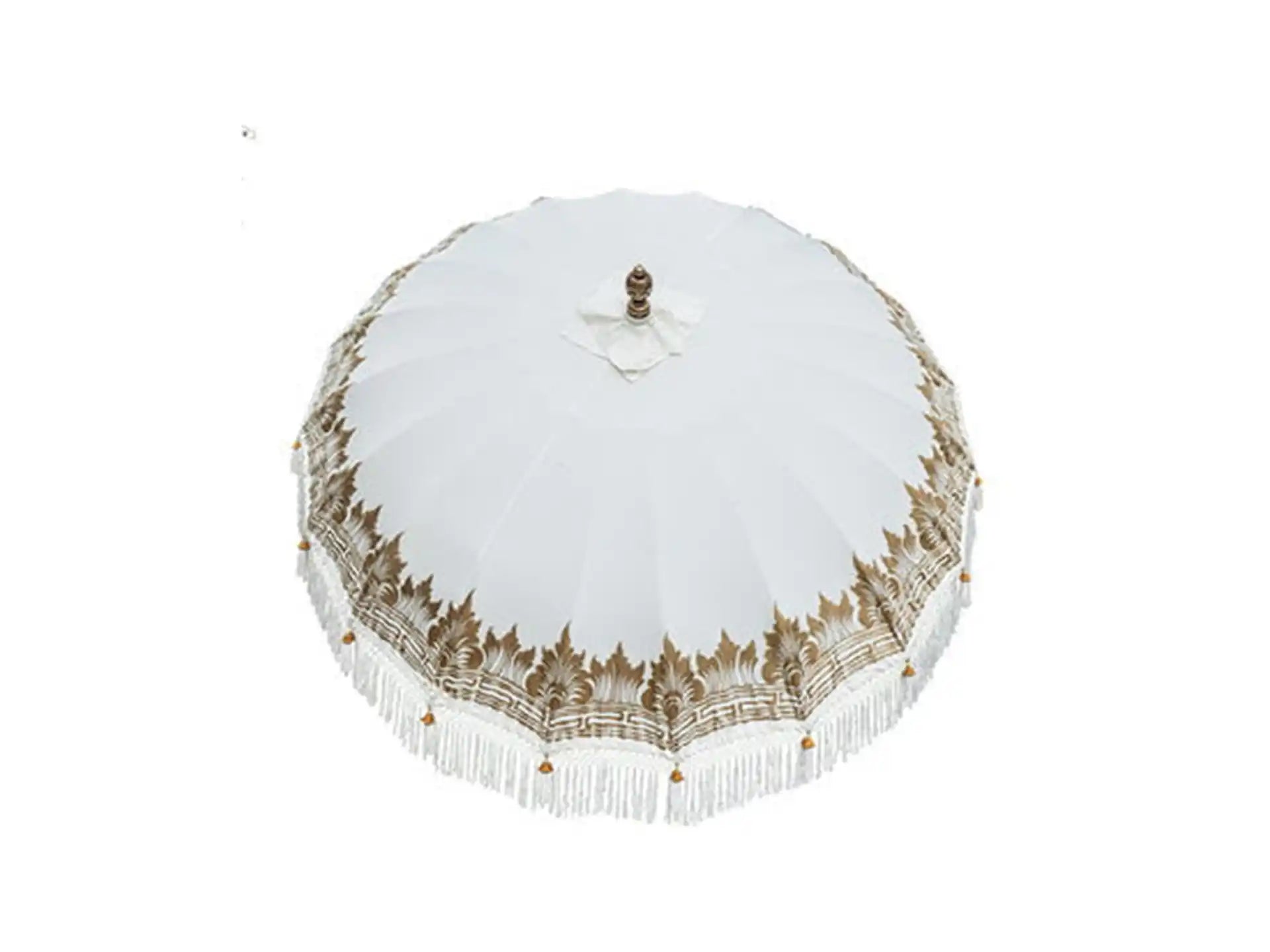 Bovenaanzicht van crème Bali parasol met gouden beschildering en witte franjes rondom de rand.