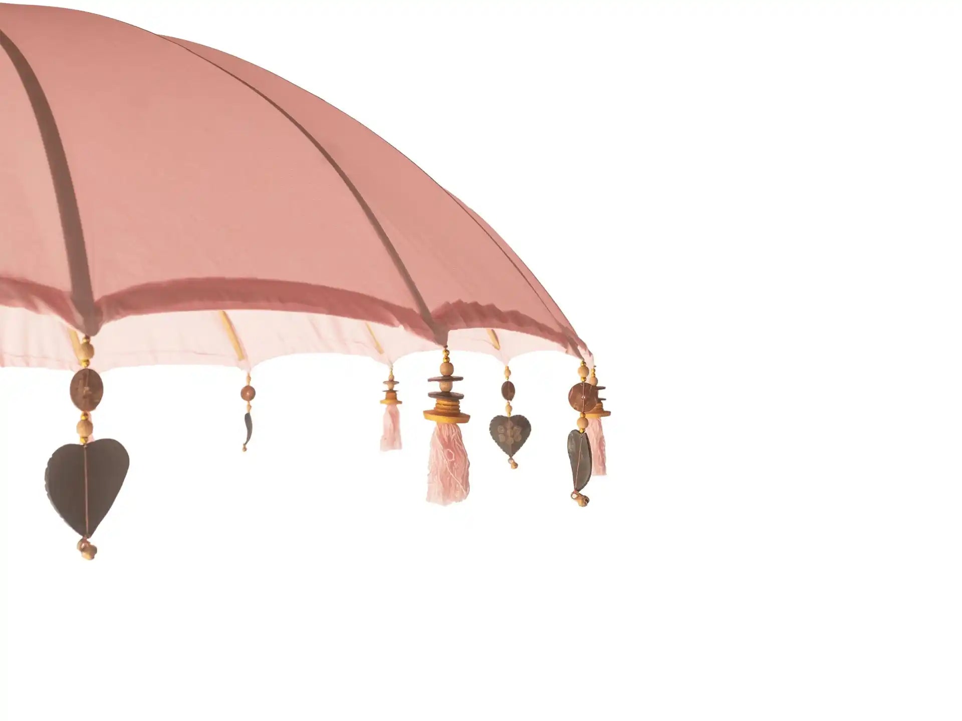 Handgemaakte roze Bali parasol van Todo Bien met houten frame en macramé details, ideaal voor tuin of terras.