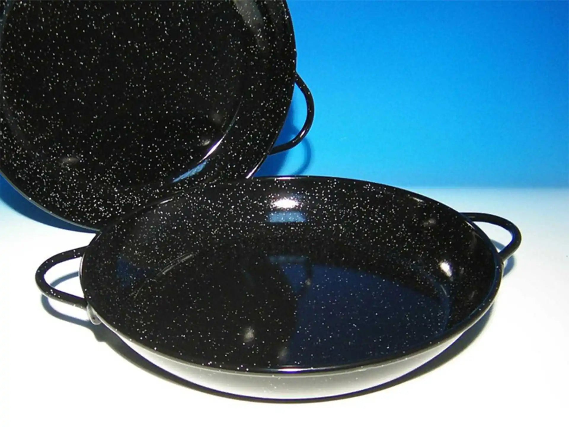 Zijaanzicht van Garcima geëmailleerde paella pan, zwart met witte spikkels, geschikt voor diverse maten (32, 36 en 40 cm).