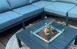 Gofire glasombouw 40 × 40 cm geplaatst in een loungeset met brandende haard, ideaal voor sfeervolle buitenruimtes.
