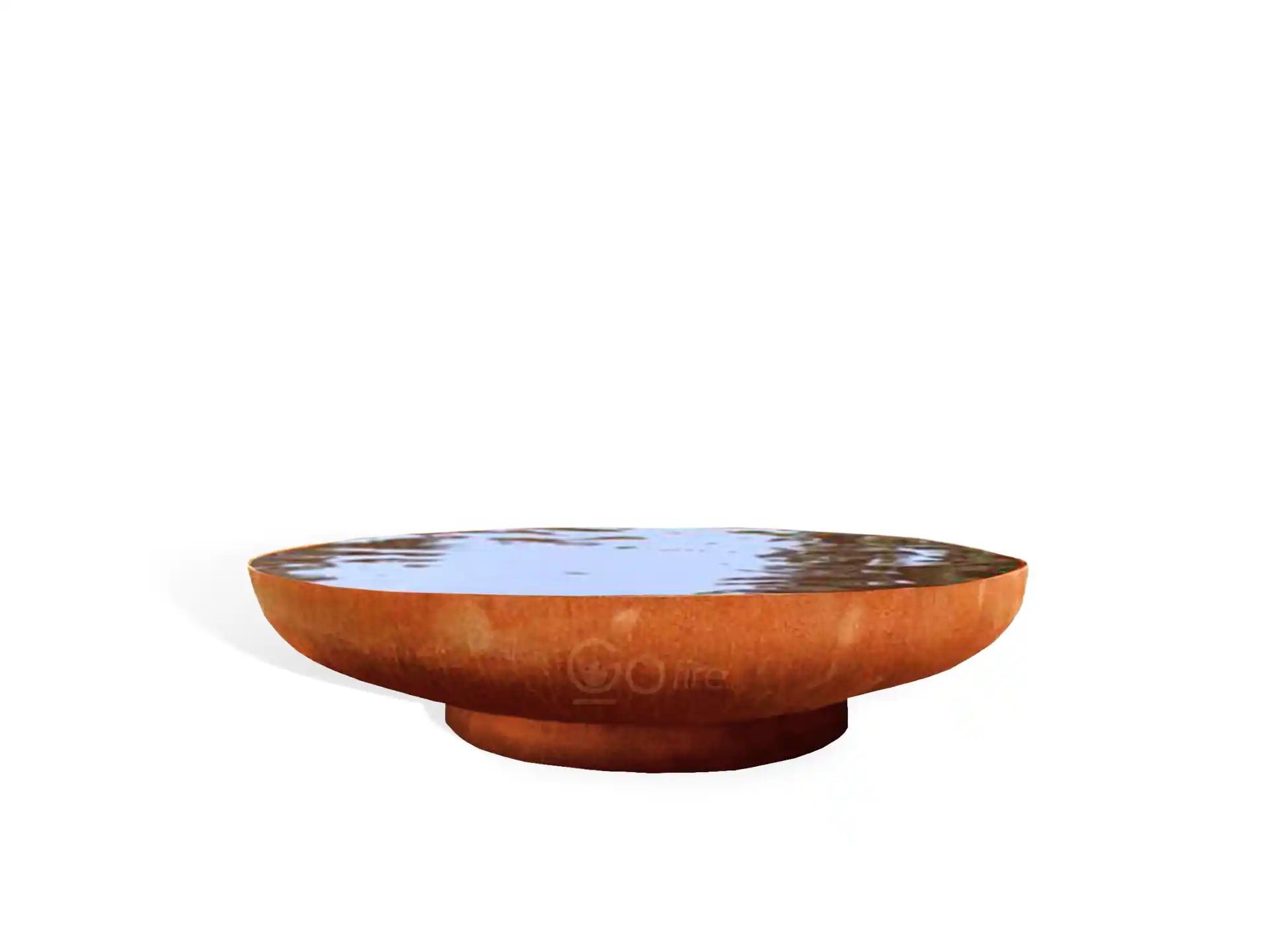 GoFire Oda waterschaal 100 cm van cortenstaal, gevuld met water, voorzien van stevige voet, ideaal als decoratief vogelbad of waterelement in de tuin.