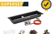 Gofire Superset 75 x 25 cm met complete set: een inbouwbrander van zwart gecoat staal, een glazen ombouw, een gasdrukregelaar met slang, lavastenen voor hitteverdeling en keramische houtblokken voor een realistische haardlook. De set ligt gepresenteerd als totaalpakket op een witte achtergrond.