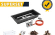 Gofire Superset 56 x 28 cm met complete set: een inbouwbrander van zwart gecoat staal, een glazen ombouw, een gasdrukregelaar met slang, lavastenen voor hitteverdeling en keramische houtblokken voor een realistische haardlook. De set ligt gepresenteerd als totaalpakket op een witte achtergrond.