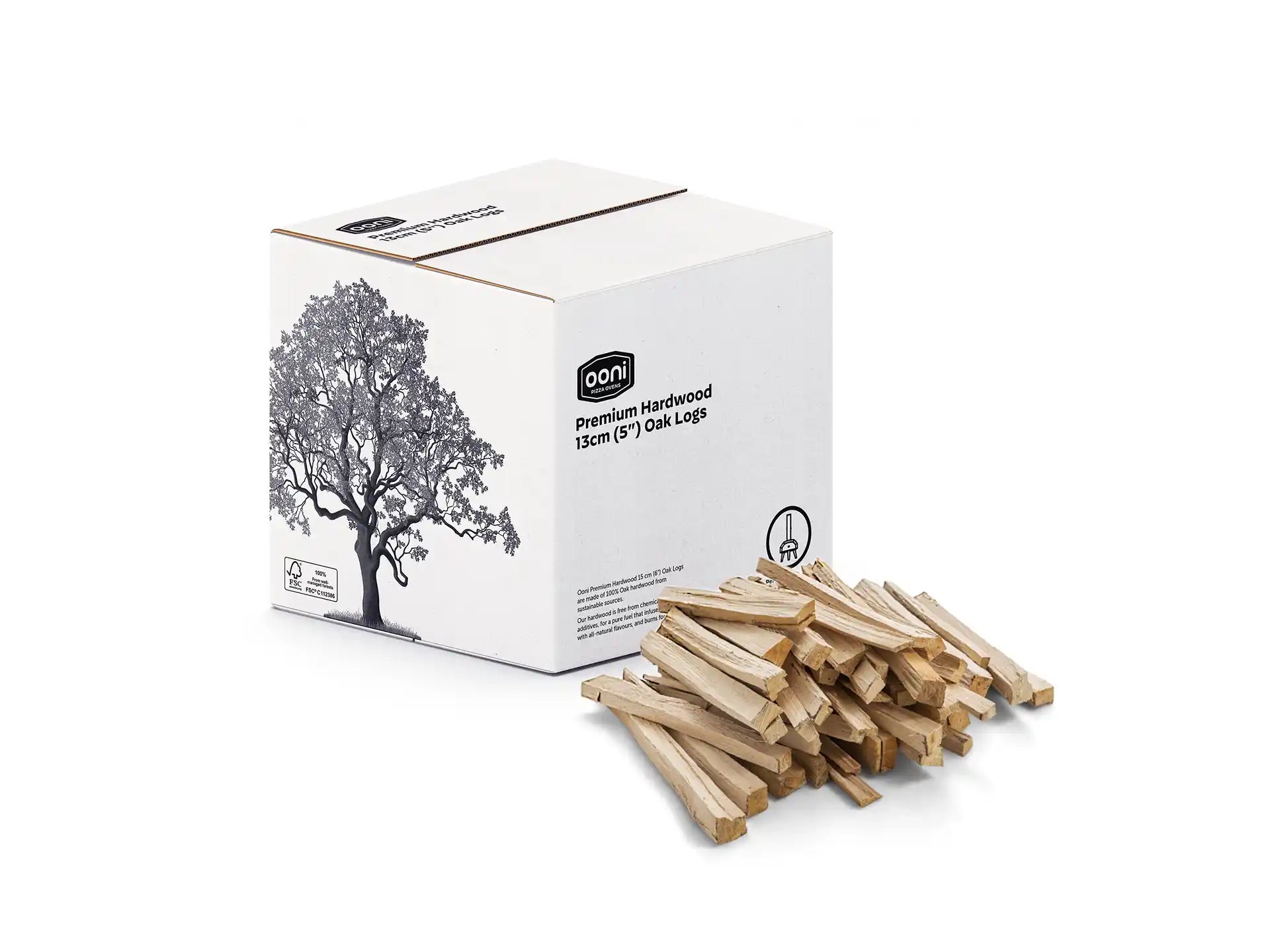 Ooni Eiken stammetjes van 13 cm, 7 kg verpakking, ideaal ovengedroogd hout voor gebruik in Ooni pizza ovens, productfoto op witte achtergrond.