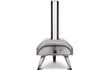 Ooni Karu 12 pizza oven hout of houtskool gestookt, achteraanzicht met schoorsteen en ventilatieopeningen, productfoto op witte achtergrond.