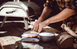 Ooni Karu 12 pizza oven in gebruik tijdens pizza bereiden, sfeervolle setting met ingrediënten op tafel.