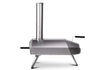 Ooni Karu 12 pizza oven hout of houtskool gestookt, zijaanzicht links met inklapbare poten en roestvrijstalen afwerking, productfoto op witte achtergrond.