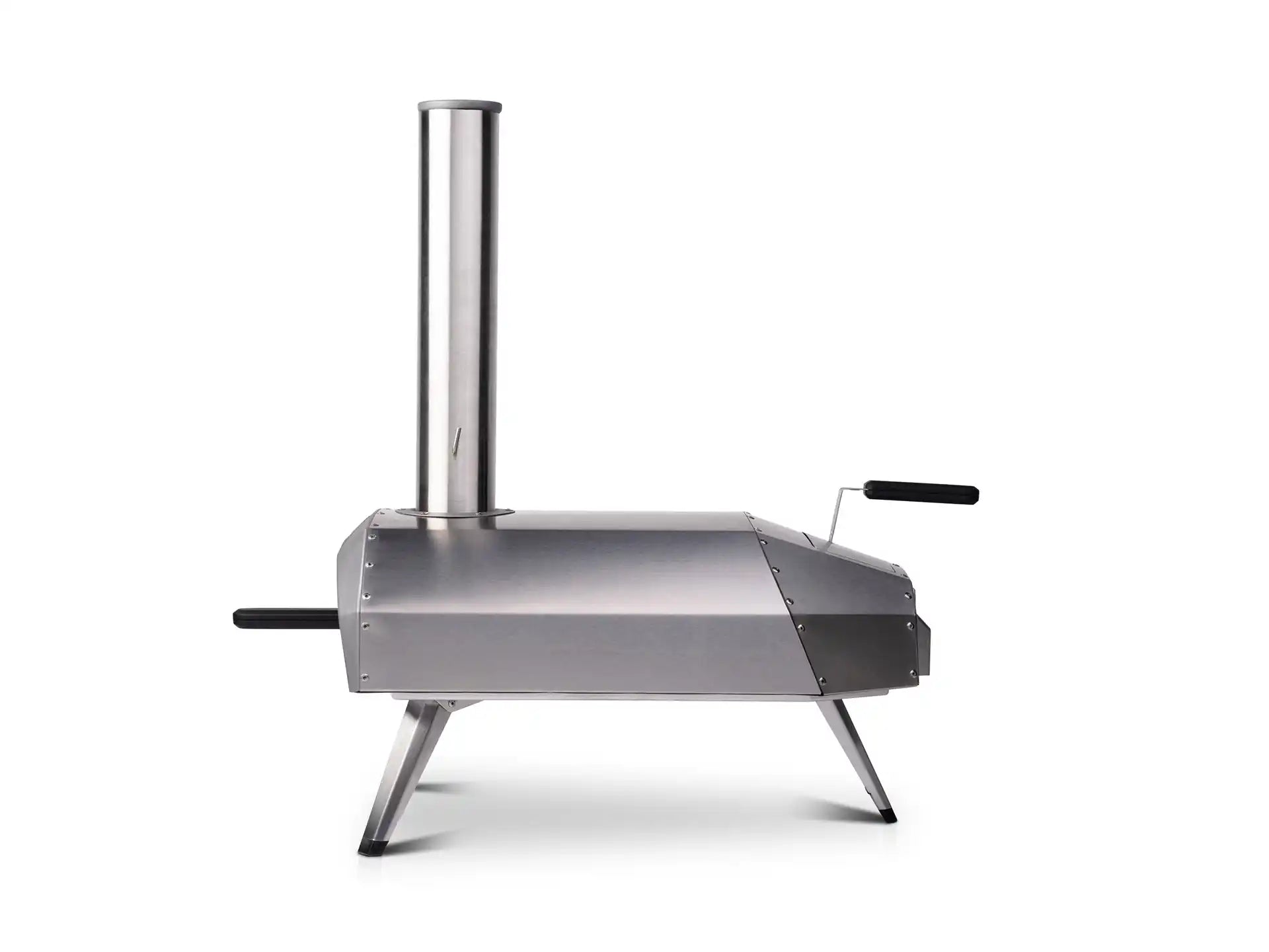 Ooni Karu 12 pizza oven hout of houtskool gestookt, zijaanzicht links met inklapbare poten en roestvrijstalen afwerking, productfoto op witte achtergrond.