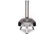 Ooni Karu 12 pizza oven hout of houtskool gestookt, vooraanzicht met brede opening en schoorsteen, productfoto op witte achtergrond.