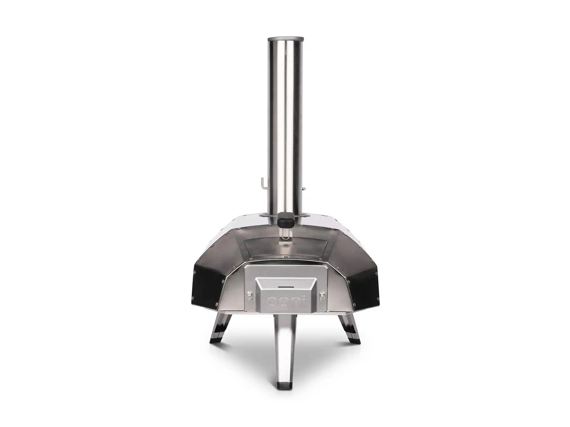 Ooni Karu 12 pizza oven hout of houtskool gestookt, vooraanzicht met brede opening en schoorsteen, productfoto op witte achtergrond.