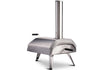 Ooni Karu 12 pizza oven hout of houtskool gestookt, zijaanzicht met roestvrijstalen behuizing en schoorsteen, productfoto op witte achtergrond.