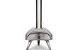 Ooni Karu 2 pizza oven op hout of houtskool, achteraanzicht met schoorsteen en ventilatie, productfoto op witte achtergrond.
