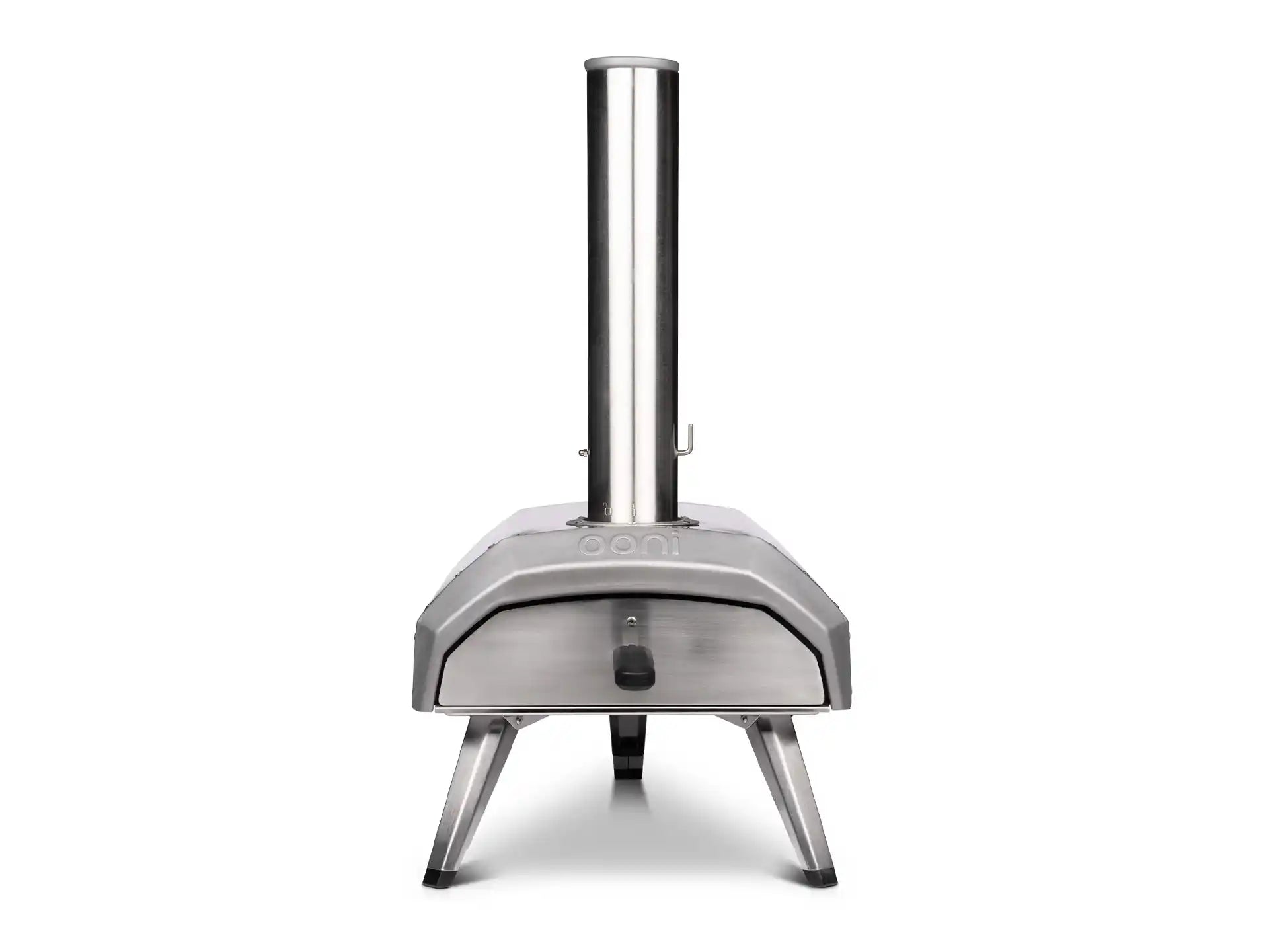 Ooni Karu 2 pizza oven op hout of houtskool, achteraanzicht met schoorsteen en ventilatie, productfoto op witte achtergrond.
