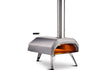 Ooni Karu 2 pizza oven hout of houtskool gestookt, vooraanzicht met brede opening en schoorsteen, productfoto op witte achtergrond.