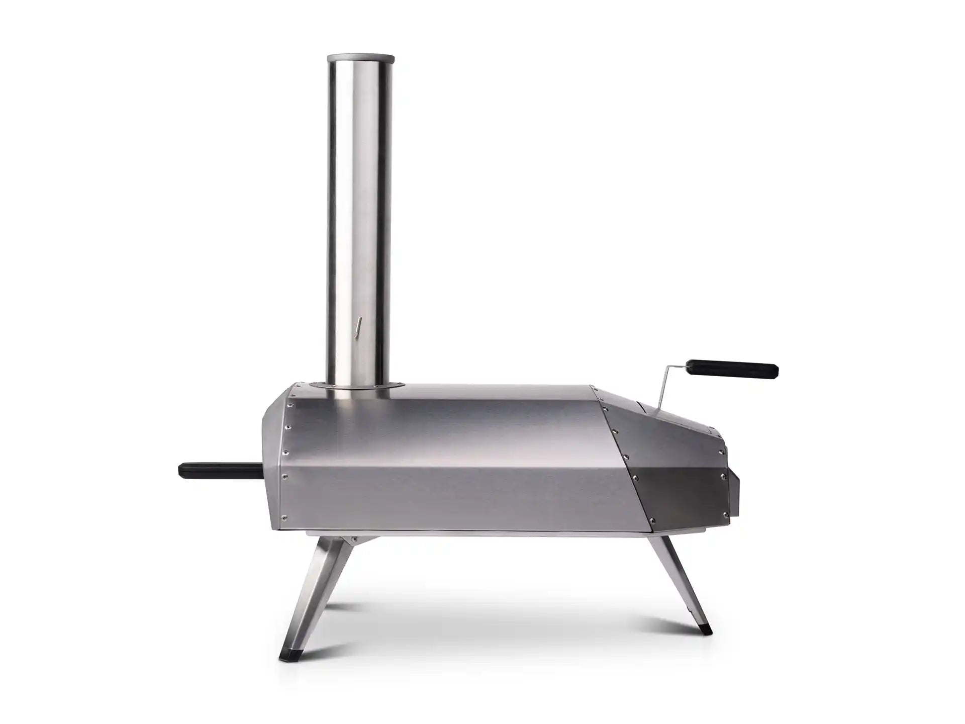 Ooni Karu 2 hout- of houtskoolgestookte pizza oven, zijaanzicht met inklapbare poten en schoorsteen, productfoto op witte achtergrond.