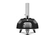 Ooni Karu 2 Pro pizza oven hout of houtskool gestookt, achteraanzicht met schoorsteen, productfoto op witte achtergrond.
