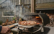 Ooni Karu 2 Pro pizza oven hout of houtskool gestookt, pizza bakt in de oven met zichtbare vlam, sfeervolle setting.