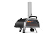 Ooni Karu 2 Pro pizza oven hout of houtskool gestookt, schuinaanzicht met schoorsteen en brede opening, productfoto op witte achtergrond.