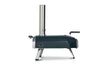 Ooni Karu 2 Pro pizza oven hout of houtskool gestookt, zijaanzicht met inklapbare poten, productfoto op witte achtergrond.