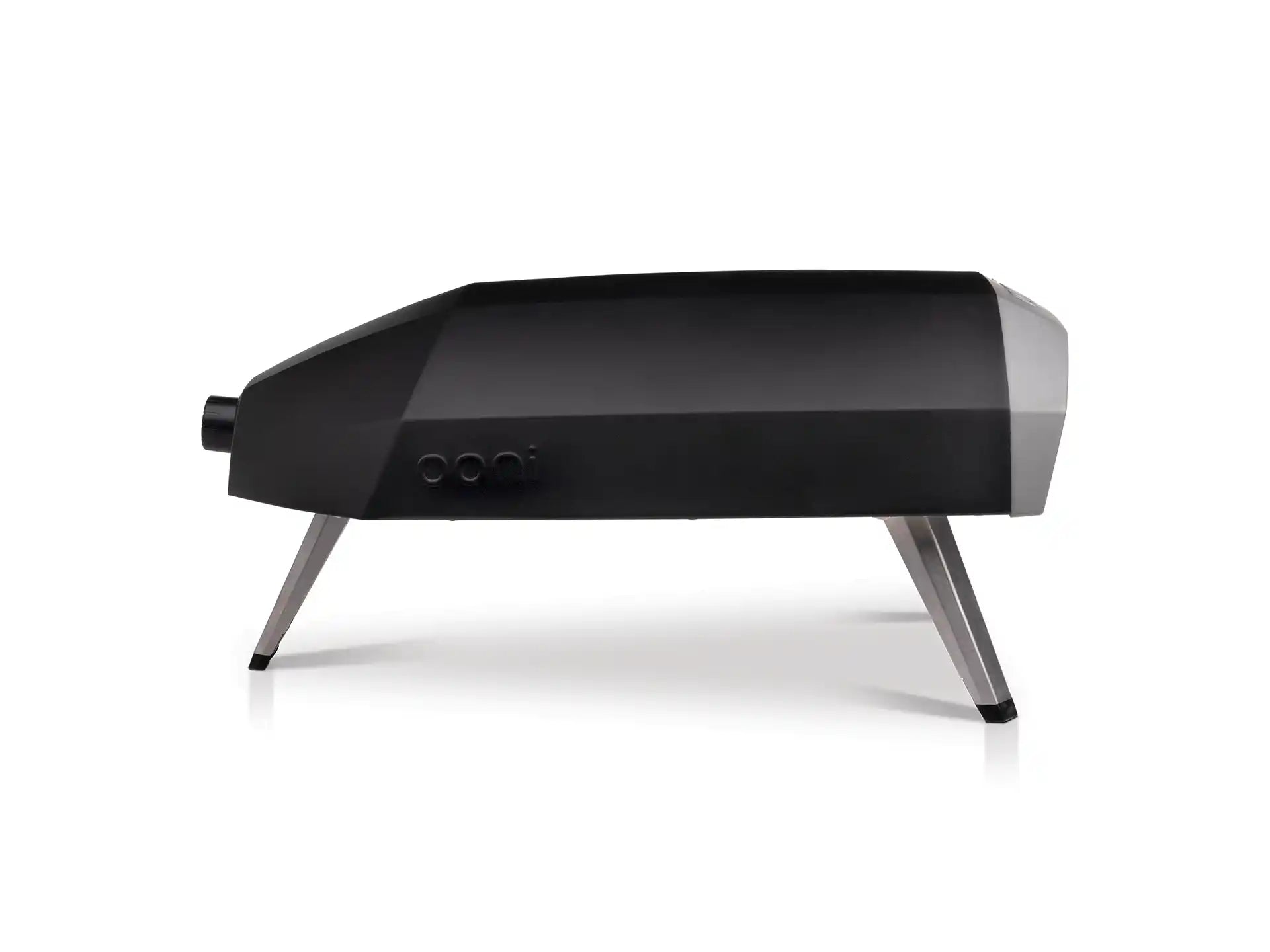 Ooni Koda 12 pizza oven op gas, zijaanzicht met slank design en inklapbare poten, productfoto op witte achtergrond.