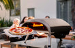 Ooni Koda 16 gas pizza oven, close-up van pizza die bakt in de oven tijdens gebruik.