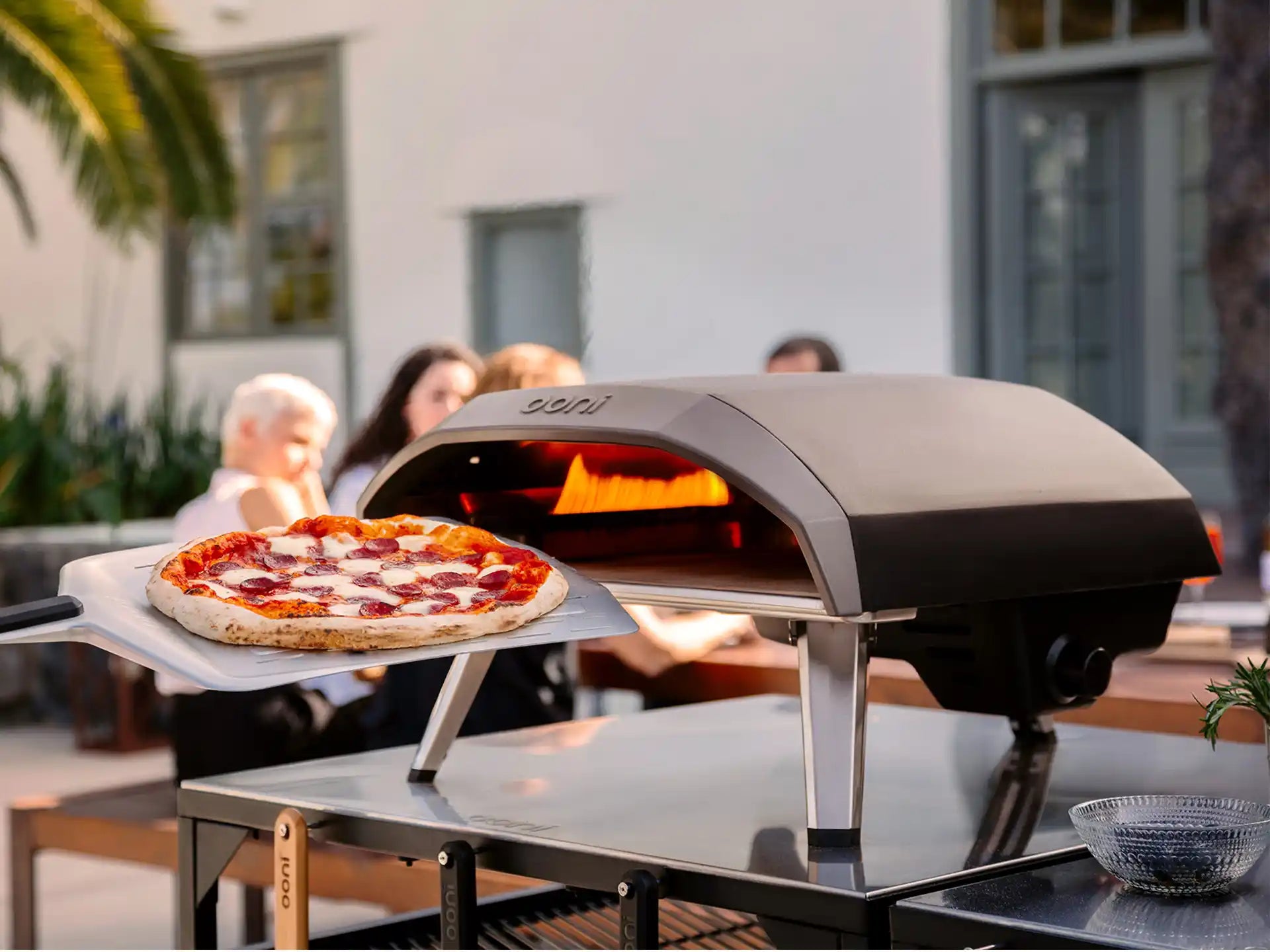 Ooni Koda 16 gas pizza oven, close-up van pizza die bakt in de oven tijdens gebruik.