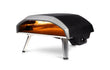 Ooni Koda 16 gas pizza oven, schuinaanzicht met brede opening en roestvrijstalen poten, productfoto op witte achtergrond.