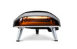 Ooni Koda 16 pizza oven op gas, vooraanzicht met zwarte behuizing en brede opening, productfoto op witte achtergrond.