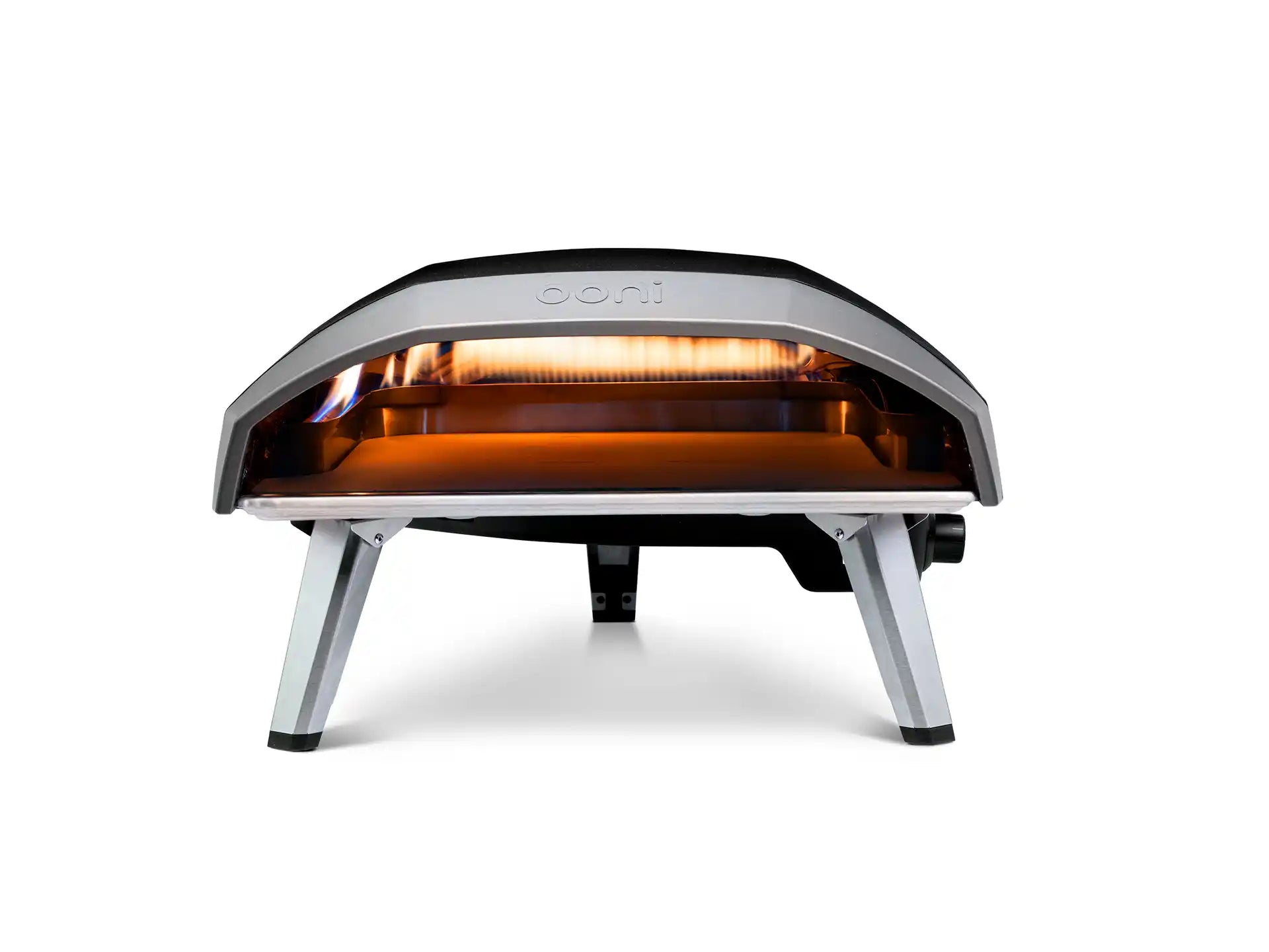 Ooni Koda 16 pizza oven op gas, vooraanzicht met zwarte behuizing en brede opening, productfoto op witte achtergrond.