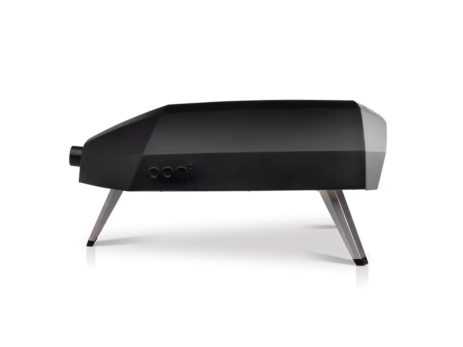 Ooni Koda 16 pizza oven gasgestookt, zijaanzicht met slank ontwerp en stevige poten, productfoto op witte achtergrond.