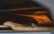 Ooni Koda 2 pizza oven gasgestookt, close-up van de vlam tijdens het bakken van pizza in de oven.