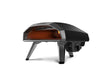 Ooni Koda 2 pizza oven gasgestookt, zijaanzicht met slank ontwerp en stevige poten, productfoto op witte achtergrond.