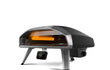 Ooni Koda 2 Pro gasgestookte pizza oven, schuinaanzicht met brede opening en moderne vormgeving, productfoto op witte achtergrond.