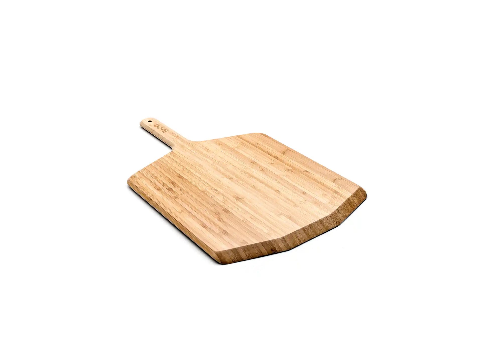 Ooni Pizzaschep Bamboe 30 centimeter, stevige houten pizzaschep met glad oppervlak voor eenvoudig inschieten van pizza’s in de pizza oven, productfoto op witte achtergrond.