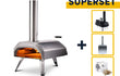 Ooni SUPERSET Karu 12 hout of houtskool gestookte pizza oven, uitgebreide set met eiken stammetjes, pizzaschep en beschermende draagtas, productfoto op witte achtergrond.