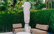 Outdoor cover voor Bali parasol van Todo Bien, waterdichte beschermhoes in beige met logo, ideaal om parasols te beschermen tegen regen, zon en vuil in de tuin.