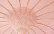 Roze Bali parasol van Todo Bien met decoratieve kwastjes en hangers, stijlvolle en tropische parasol voor buiten.
