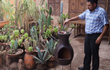 Sfeerfoto van de bruine Sol-y-Yo Barbecue terrashaard Acapulco (ø46 x 100 cm), in gebruik met brandend vuur, sfeervol geplaatst in een tuinomgeving voor warmte en gezelligheid.