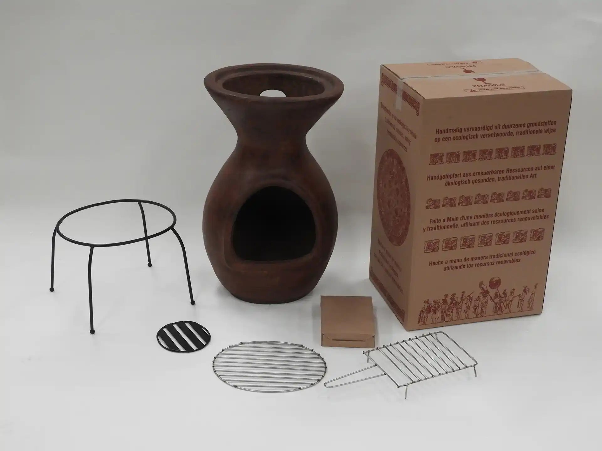 Bruine Sol-y-Yo Barbecue terrashaard Acapulco van 100 cm hoog en 46 cm breed, traditioneel handgemaakt terracotta ontwerp met schoorsteen en geïntegreerde grillfunctie, geschikt voor gebruik in de tuin.
